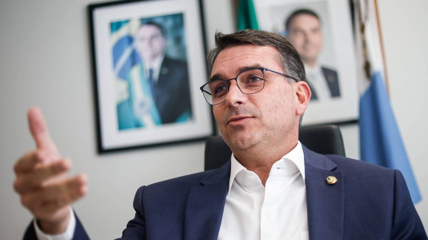 Senador Flavio Bolsonaro (PL-RJ) durante entrevista à Folha em seu gabinete em junho (Foto: Gabriela Biló - 11.jun.25/Folhapress)