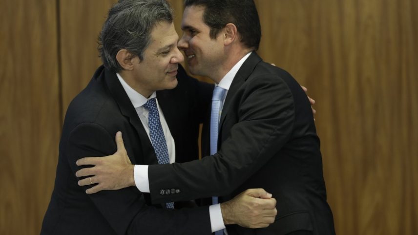 Ministro da Fazenda, Fernando Haddad, abraça o presidente da Câmara, Hugo Motta (Foto: Cristiano Mariz)