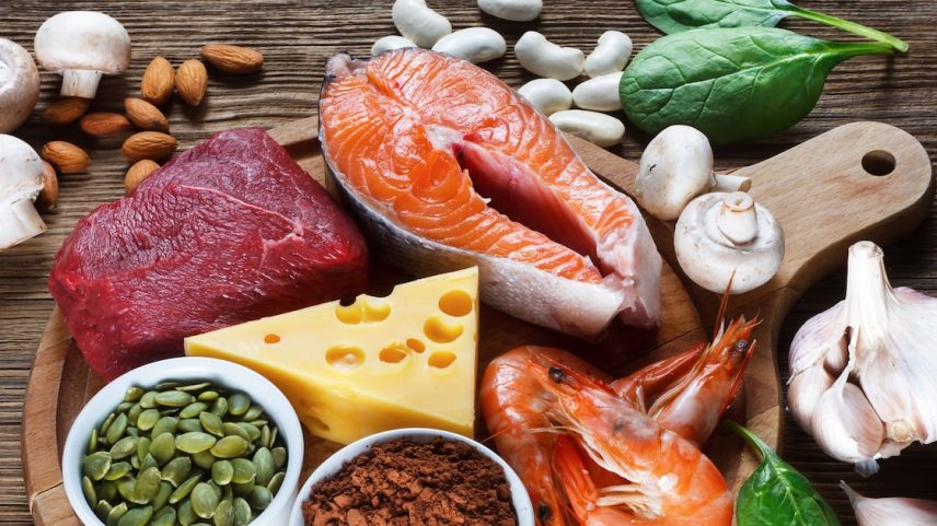 Mineral é encontrado em alimentos como peixes, queijos e amêndoas (Foto: Airborne77/Adobe Stock)