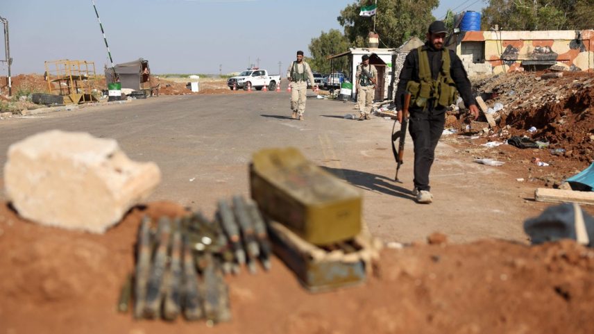 Forças do governo sírio montam barreira em estrada na região de Daraa, no sul do país (Foto: OMAR HAJ KADOUR / AFP)
