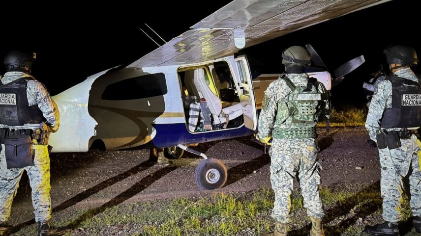 Aeronave assegurada por autoridades mexicanas em Tecomán, Colima. (Foto: Governo de México)