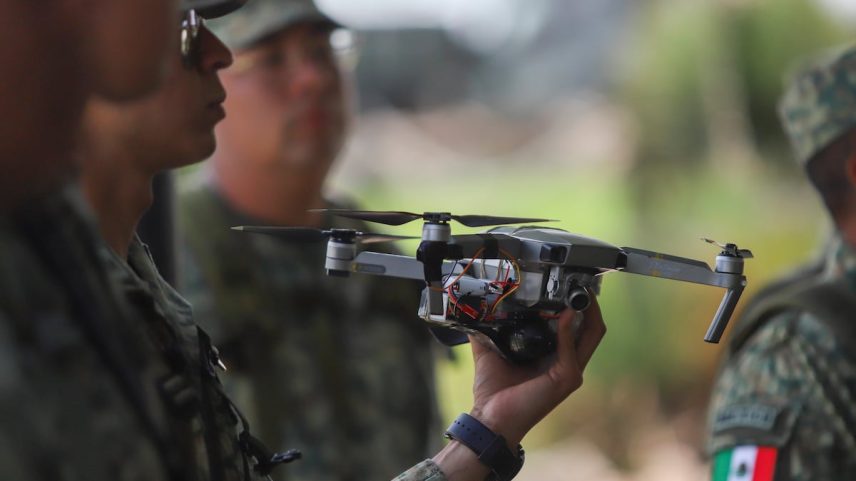 Drones carregados com explosivos durante exercícios militares no Estado de México, no dia 10 de julho. (Foto: Daniel Augusto)