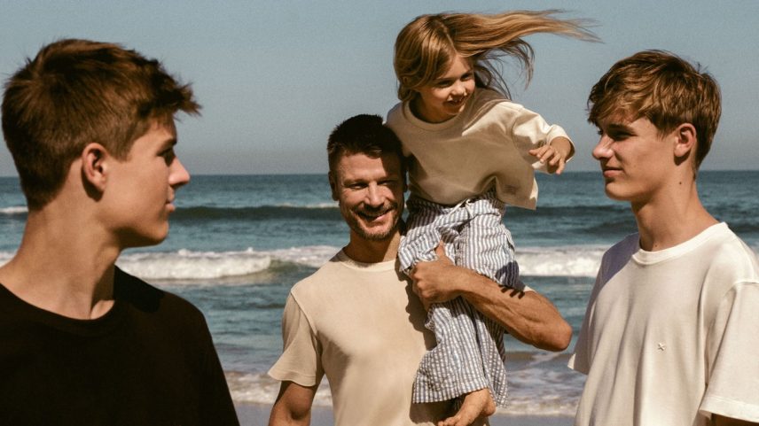 Rodrigo Hilbert com os gêmeos João e Francisco, e a caçula, Maria Manoela (Foto: Divulgação)