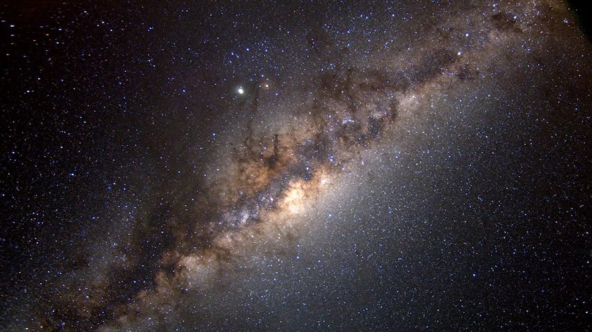 Via Láctea possivelmente tem mais 80 ou 100 "galáxias fantasmas" a rodeando, conforme estudo. (Foto: Reprodução/Nasa)