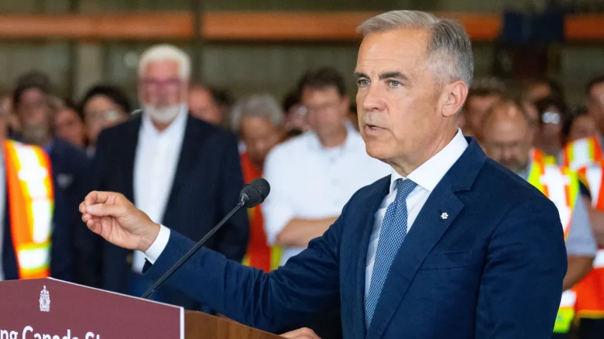 Carney se dirige a repórteres em Hamilton, o centro da indústria siderúrgica do Canadá (Foto: Getty Images)
