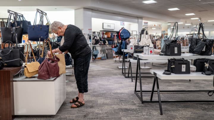Um cliente faz compras por uma bolsa em uma loja Macy's em 25 de março de 2025, em Austin, Texas. (Foto: Brandon Bell | Getty Images News | Getty Images)