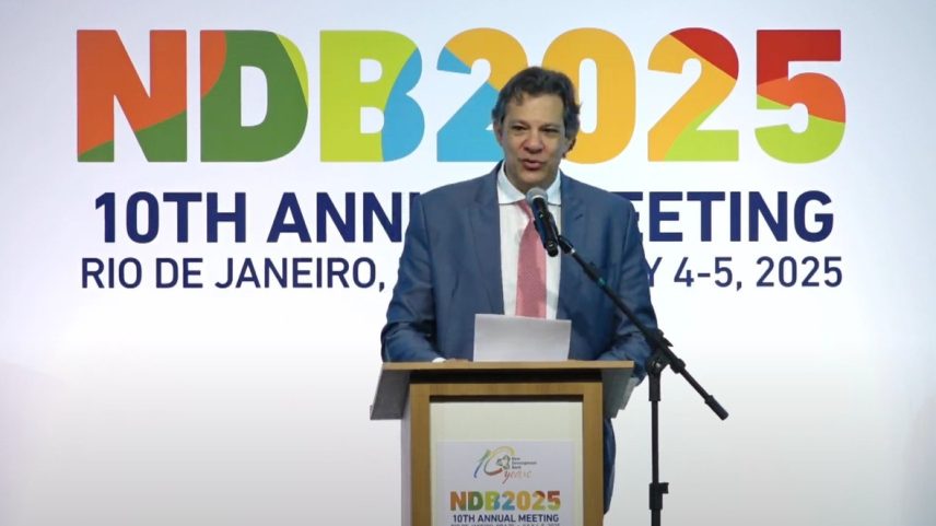 Ministro da Fazenda, Fernando Haddad, em seu discurso no encontro nesta sexta-feira na reunião anual do Novo Banco de Desenvolvimento (NDB) dos BRICS (Foto: Reprodução)
