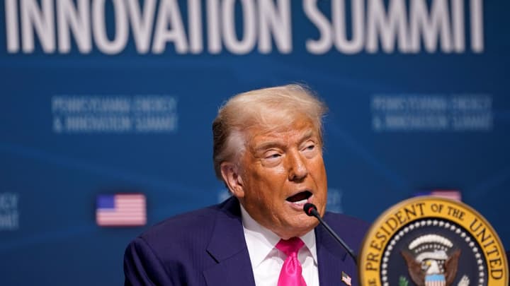 O presidente dos EUA, Donald Trump, fala durante a Cúpula de Energia e Inovação da Pensilvânia, na Universidade Carnegie Mellon em Pittsburgh, Pensilvânia, EUA, em 15 de julho de 2025. (Foto: Nathan Howard | Reuters)