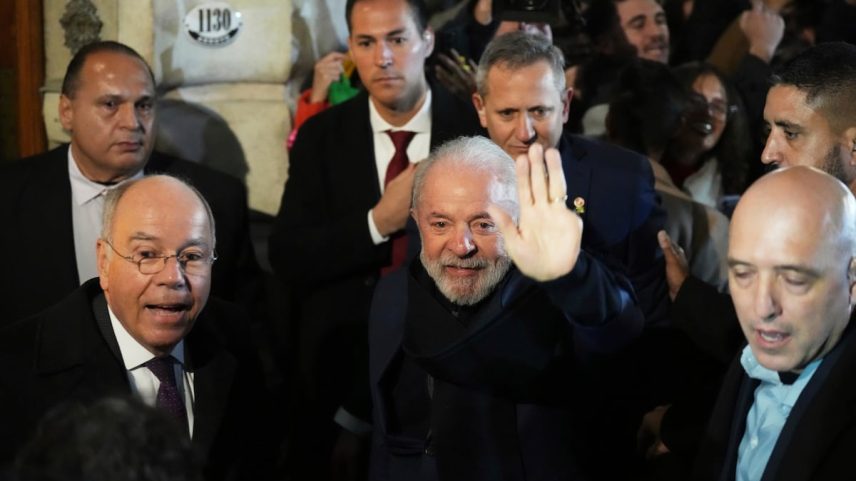 Lula da Silva ao chegar à Embaixada do Brasil durante a Cúpula do Mercosul em Buenos Aires, nesta quarta-feira. (Foto: Natacha Pisarenko/AP)
