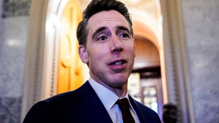 Senador Josh Hawley (R-MO) reage, no dia em que uma potencial paralisação do governo se aproxima durante as festas de fim de ano, após um projeto de lei de gastos apoiado pelo presidente eleito dos EUA, Donald Trump, falhar na Câmara dos Representantes dos EUA, no Capitólio, em Washington, EUA, 20 de dezembro de 2024. (Foto: Nathan Howard | Reuters)