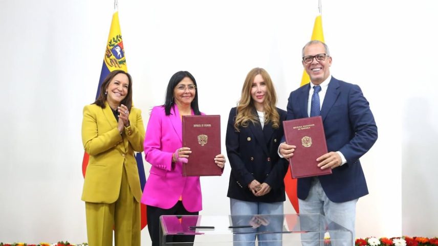 Coromoto Godoy, ministra de Comércio Exterior da Venezuela; Delcy Rodríguez, vice-presidente da Venezuela; Diana Morales, ministra de Comércio, Indústria e Turismo da Colômbia; e Alfredo Saade, chefe de Gabinete do Governo da Colômbia, durante a assinatura do memorando de entendimento entre Colômbia e Venezuela, em Caracas (Venezuela), no dia 17 de julho de 2025. (Foto: Presidência de Colômbia)