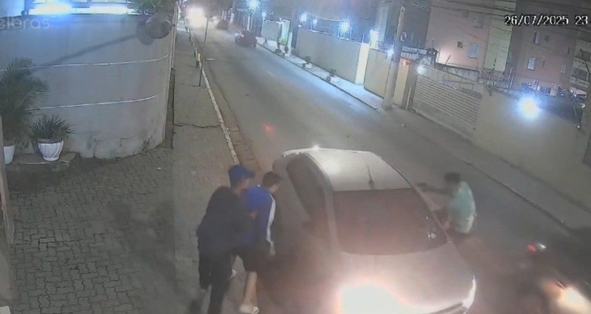 Passageiros e motorista são arrancados de carro de app por assaltantes na Zona Sul de SP (Foto: Reprodução/TV Globo)
