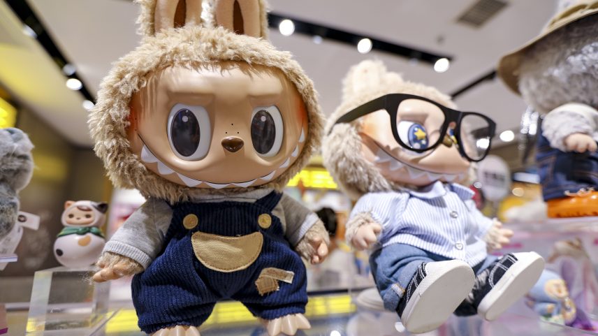 Labubu, da Pop Mart: boneco virou fenômeno global ao unir design artístico e marketing de comunidade (Foto: VCG/VCG/Getty Images)