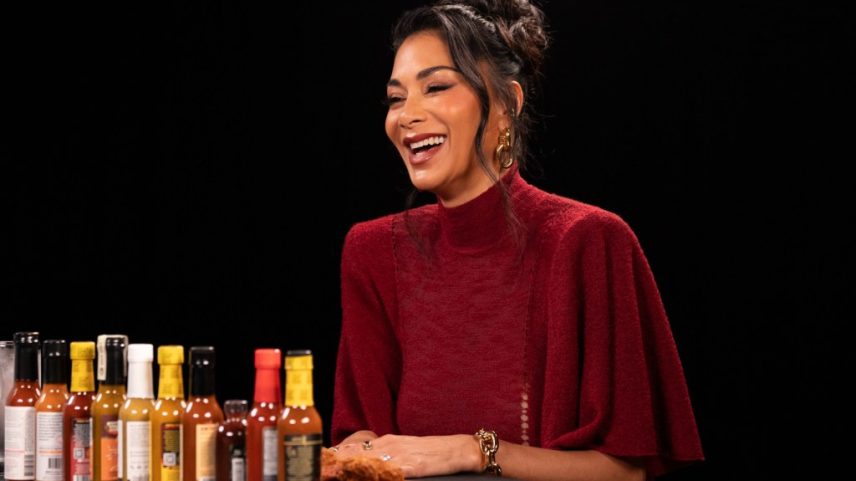 Nicole Scherzinger lembrou que Prince se escondeu em um arbusto para chamar sua atenção em uma história hilária no 'Hot Ones.' (Foto: Reprodução)