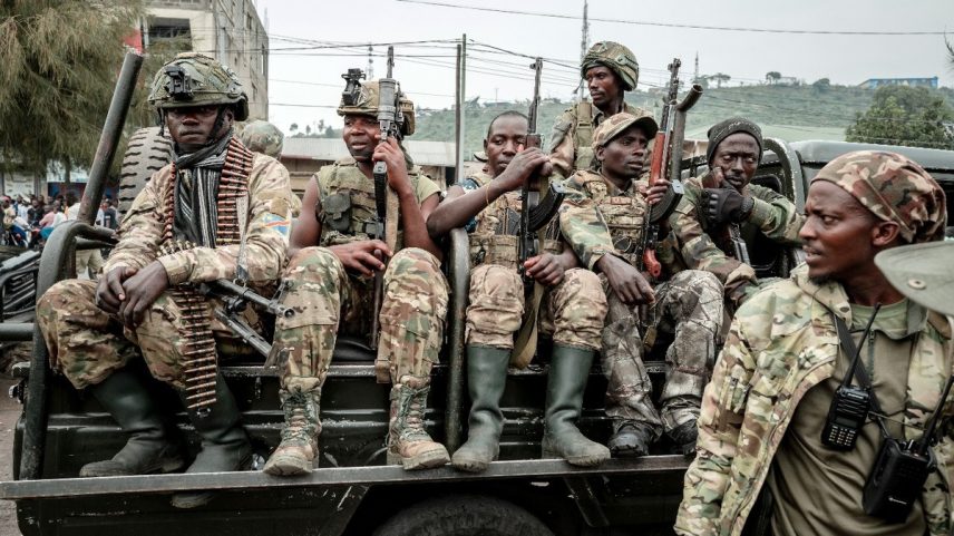 Membros do M23 patrulham Goma, na República Democrática do Congo, após grupo armado tomar a cidade e agravar a crise humanitária na região (Foto: Guerchom Ndebo/The New York Times)