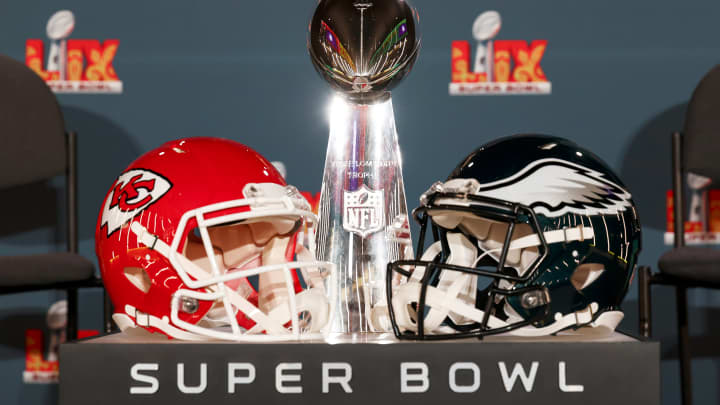 Uma imagem detalhada do Troféu Lombardi ao lado dos capacetes do Kansas City Chiefs e do Philadelphia Eagles antes de uma coletiva de imprensa em 3 de fevereiro de 2025, em Nova Orleans, Louisiana, antes do jogo de futebol NFL Super Bowl LIX entre o Philadelphia Eagles e o Kansas City Chiefs. (Foto: Kevin Sabitus | Getty Images Sport | Getty Images)
