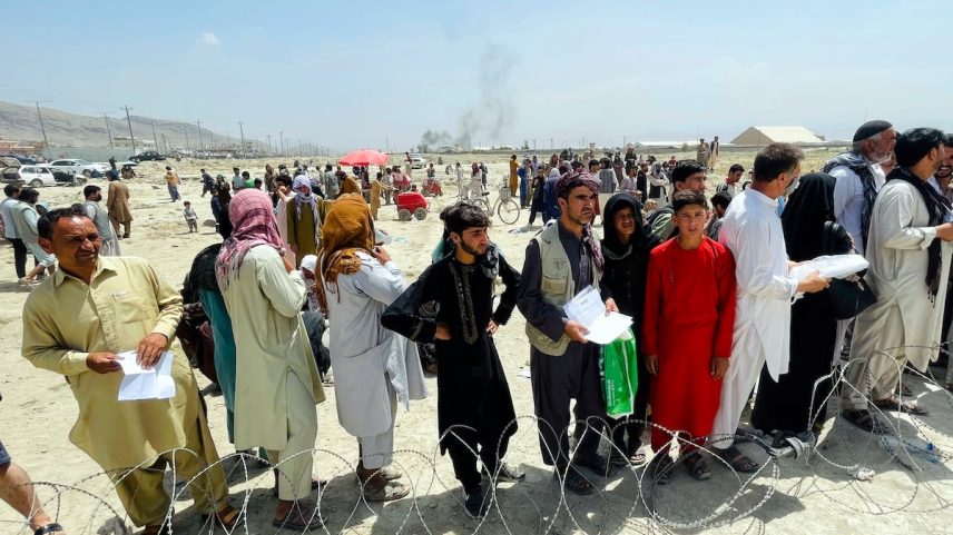 Decenas de pessoas se congregavam frente ao aeroporto internacional de Kabul, Afganistán, el 17 de agosto de 2021. (Foto: STR/AP)