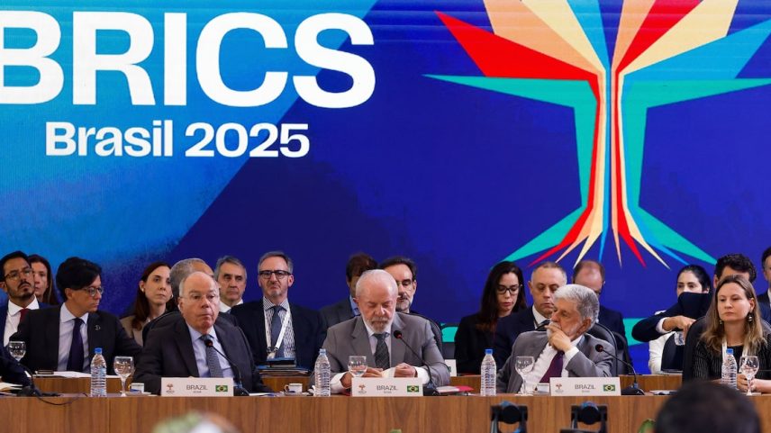 Chanceler do Brasil, Mauro Vieira (esquerda), o presidente Lula (centro) e o assessor especial, Celso Amorim (direita), em reunião de trabalho do Brics: governo tenta contornar ausências de última hora na cúpula (Foto: Wilton Júnior/ESTADÃO)