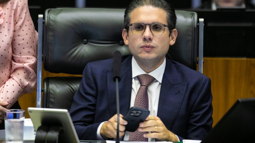 Hugo Motta em sessão na Câmara para votar projeto que cancela decreto do governo que elevou o IOF (Foto: Brenno Carvalho / Agência O Globo)