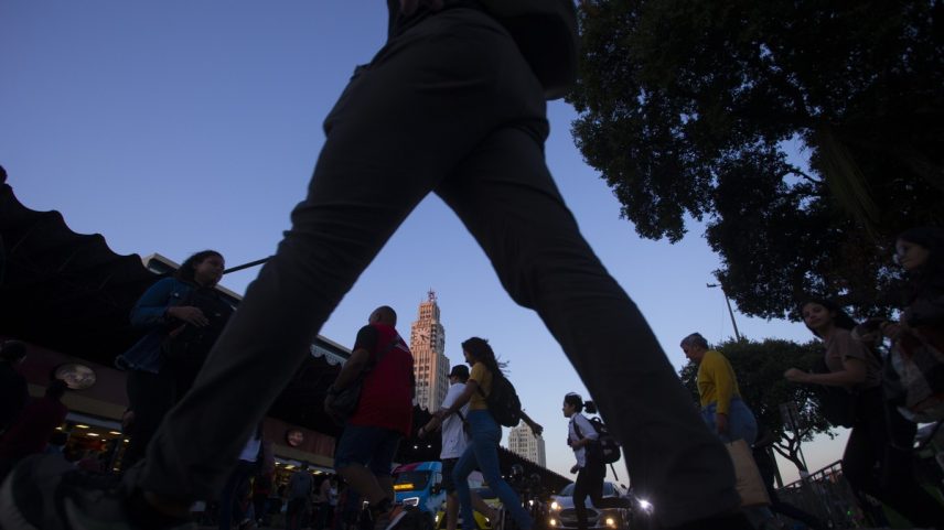 Pedestres atravessam a Avenida Presidente Vargas, no Centro, bairro do Rio com mais roubos de celular em 2024 (Foto: Domingos Peixoto / Agência O Globo)