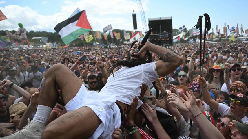 Bobby Vylan, da dupla Bob Vylan, se joga na multidão durante show no Festival Glastonbury 2025 (Foto: Oli Scarff/AFP)