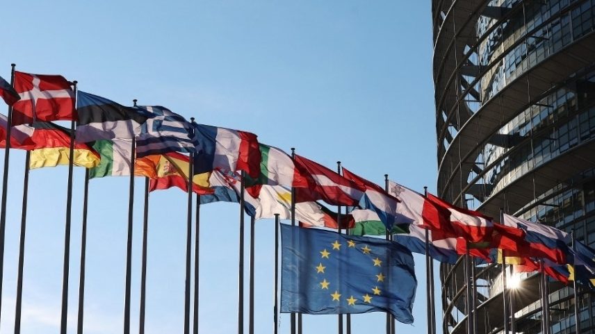 Bandeiras são vistas do lado de fora do Parlamento Europeu na França (Foto: FREDERICK FLORIN / AFP)
