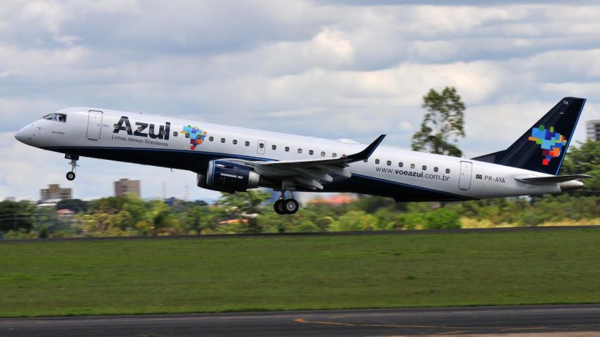 Uma das 36 aeronaves Embraer 195 da AZUL vista decolando da pista do aeroporto de São José dos Campos - SP Brasil. A nova empresa AZUL fechou contrato de U$$ 1,4 bilhão com a Embraer que deve entregar até o próximo dia 18 de dezembro quando começa a operar comercialmente. (Foto: Lucas LACAZ RUIZ)