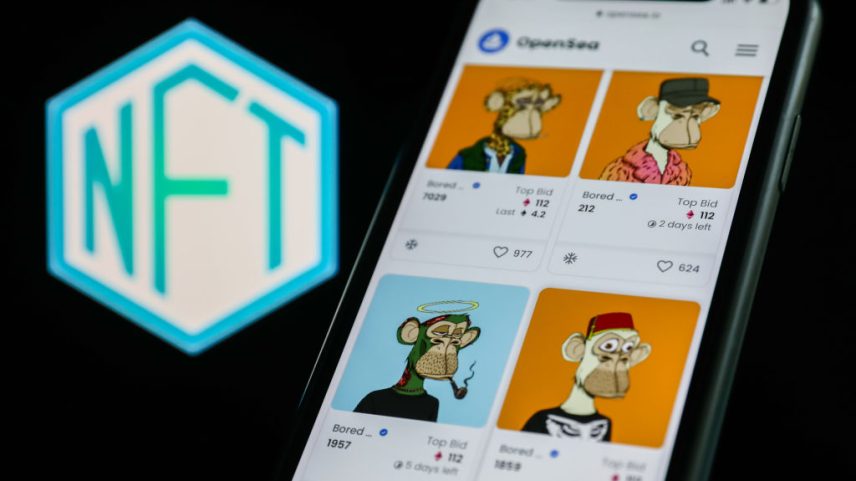 A coleção Bored Ape Yacht Club no OpenSea exibida na tela de um telefone e o logotipo de NFT exibido em uma tela são vistos nesta foto ilustrativa tirada em Cracóvia, Polônia, em 19 de abril de 2022. (Foto: Jakub Porzycki/NurPhoto via Getty Images)