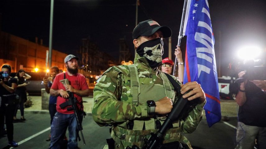 Apoiadores do presidente dos EUA, Donald Trump, com rifles semiautomáticos durante encontro no Arizona (Foto: Jim Urquhart/Reuters)