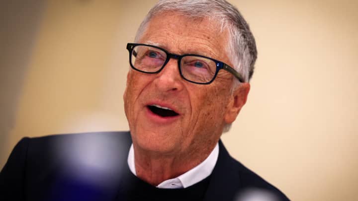 Bill Gates fala com a Reuters durante uma entrevista na cidade de Nova York, EUA, em 8 de maio de 2025. (Foto: Mike Segar | Reuters)