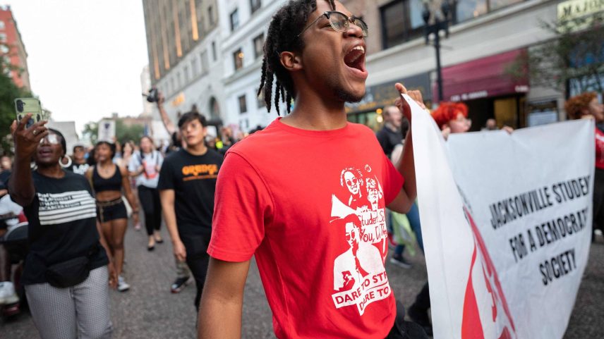 Manifestantes protestam contra uma marcha de supremacistas brancos em Jacksonville, nos EUA, em 2023 (Foto: Sean Rayford - 28.ago.23/AFP)