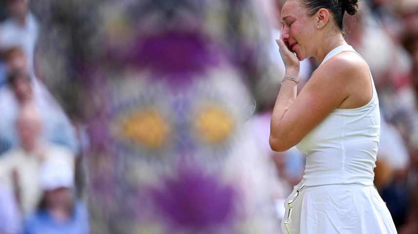 Amanda Anisimova chora durante premiação da final feminina de Wimbledon (Foto: Kirill Kudryavtsev - 12.jul.2025/AFP)