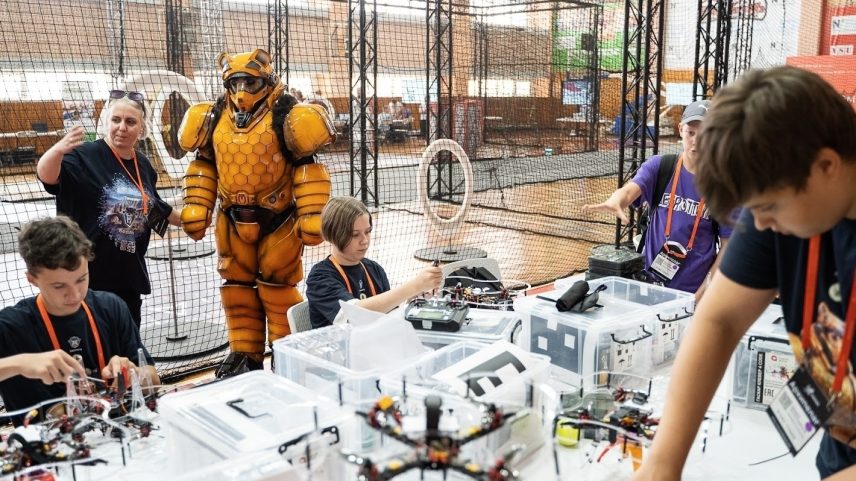 Crianças russas montando drones em uma oficina do projeto Berloga (Foto: Divulgação/Projeto Berloga)