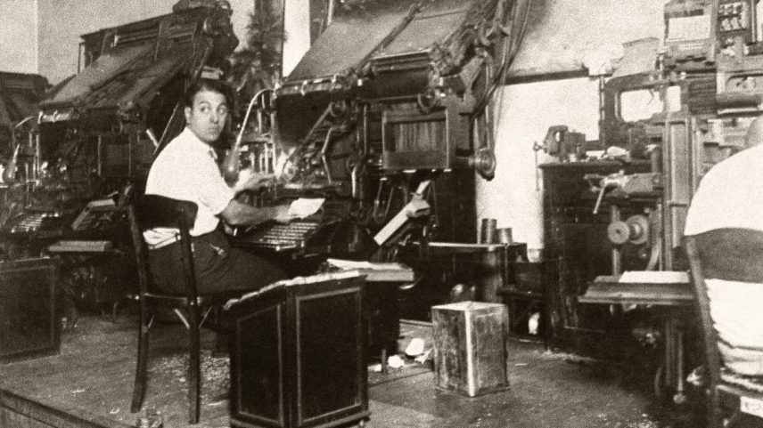 Roberto Marinho diante do maquinário do jornal O Globo, na década de 1930 (Foto: Agência O Globo)