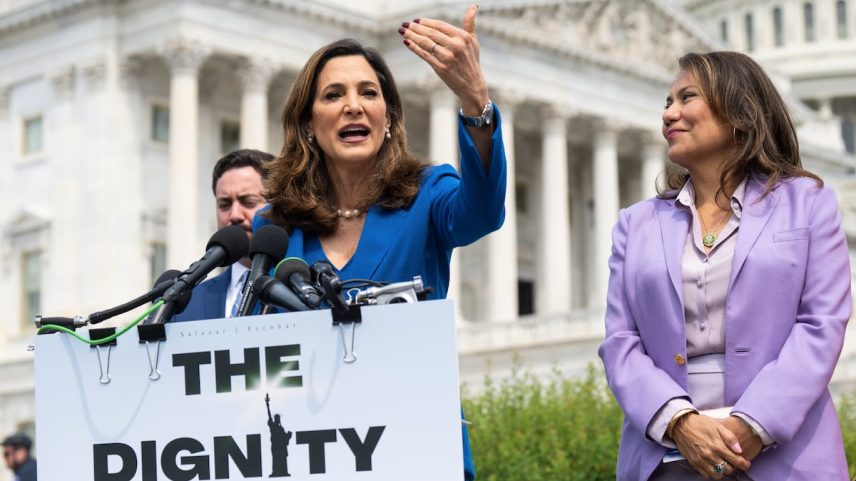 María Elvira Salazar e Verónica Escobar em Washington, no dia 23 de maio de 2023. (Foto: Bill Clark (Inc via Getty Imag))