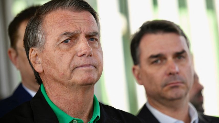 Jair Bolsonaro e Flávio Bolsonaro (18/07/2025) (Foto: Mateus Bonomi/AFP)