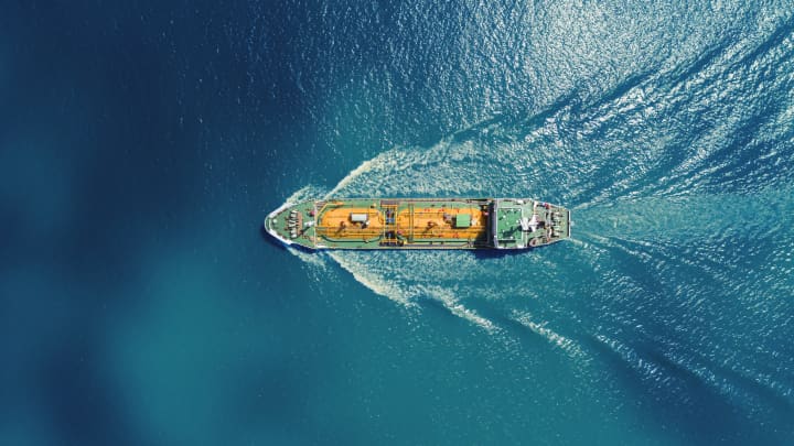 Vista aérea de um navio no mar. (Foto: Suriyapong Thongsawang | Moment | Getty Images)