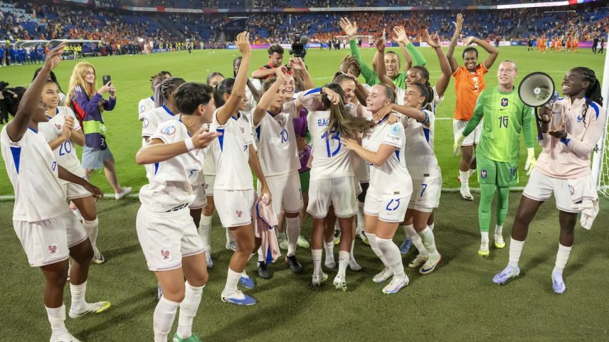 As jogadoras da França celebram sua classificação para as quartas de final da Eurocopa após vencerem os Países Baixos. (Foto: GEORGIOS KEFALAS/EFE)