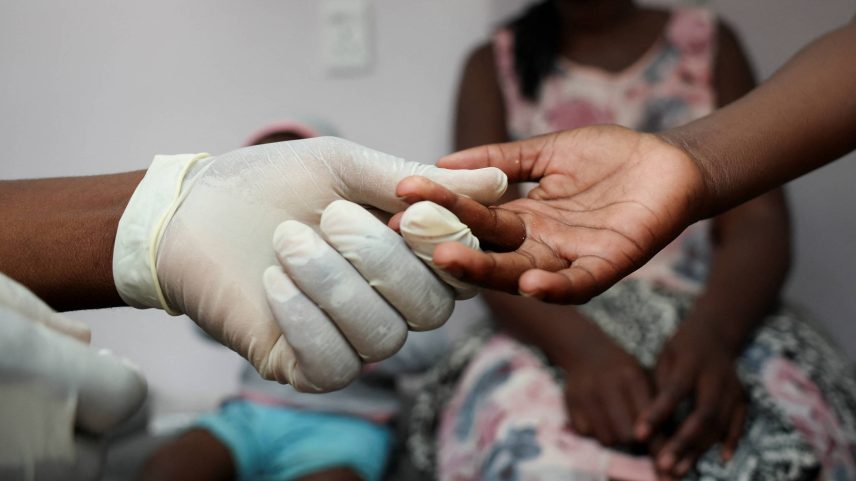 Enfermeira tira amostra sanguínea para teste de HIV em Joanesburgo, na África do Sul (Foto: Siphiwe Sibeko - 14.mai.25/Reuters)