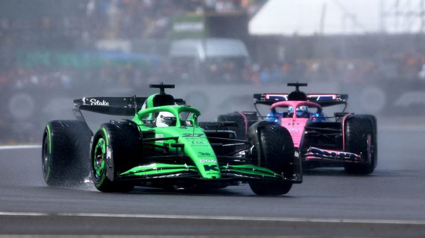 A Sauber de Nico Hulkenberg e a Alpine de Pierre Gasly, durante o GP da Inglaterra - 06/07/2025 (Foto: REUTERS/Andrew Boyers)
