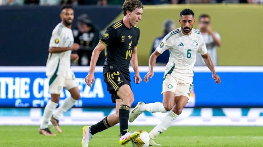 O atacante mexicano Marcel Ruiz e o meio-campista da Arábia Saudita, Ali Alhassan, durante um jogo de futebol das quartas de final da Copa Ouro, em 28 de junho, em Glendale, Arizona. (Foto: Associated Press/LaPresse)