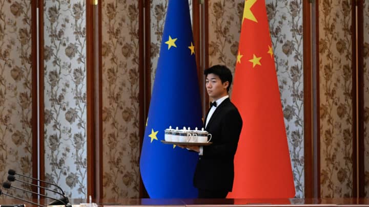 Um membro da equipe se prepara para a chegada do vice-primeiro-ministro chinês Ding Xuexiang e da vice-presidente executiva da UE para uma Transição Limpa, Justa e Competitiva, Teresa Ribera, durante o Sexto Diálogo de Alto Nível sobre Meio Ambiente e Clima (HECD) da China e da UE na Casa de Hóspedes do Estado Diaoyutai em Pequim, em 14 de julho de 2025. (Foto: Wang Zhao | Afp | Getty Images)