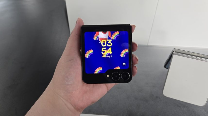 Galaxy Z Flip 7 SE é aposta para mercado de entrada de telas flexíveis (Foto: Bruna Arimathea/Estadão)