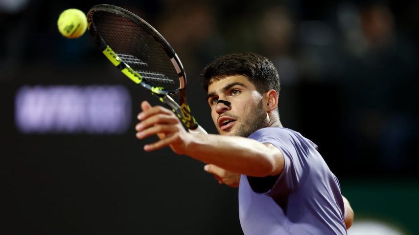 Carlos Alcaraz lança a bola para o público após sua vitória contra o sérvio Laslo Djere durante o torneio individual masculino em 11 de maio de 2025 em Roma, Itália. (Foto: Dan Istitene/Getty Images)