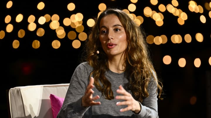 Mira Murati, diretora de tecnologia da OpenAI, fala durante a Conferência WSJ Tech Live do The Wall Street Journal em Laguna Beach, Califórnia, em 17 de outubro de 2023. (Foto: Patrick T. Fallon | Afp | Getty Images)