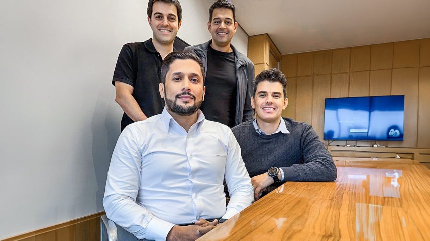 Em pé, José Luiz Choucaira e Luiz Fernando Carvalho; sentados, Rafael Nascimento e Tomás Duarte, da Indecx: sinergia natural (Foto: Divulgação)