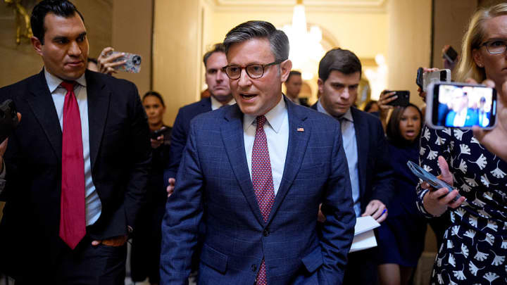 O presidente da Câmara dos EUA, Mike Johnson (R-LA), fala com repórteres no Capitólio dos EUA em 21 de julho de 2025, em Washington, DC. Os legisladores do Congresso retornaram ao trabalho no Capitólio após o fim de semana. (Foto: Andrew Harnik | Getty Images News | Getty Images)