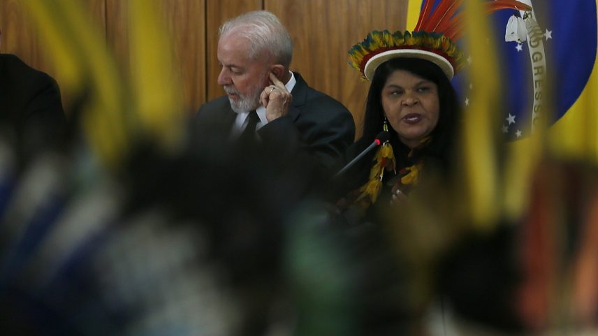 Lula e a ministra Sônia Guajajara receberam indígenas no Planalto (Foto: Cristiano Mariz)