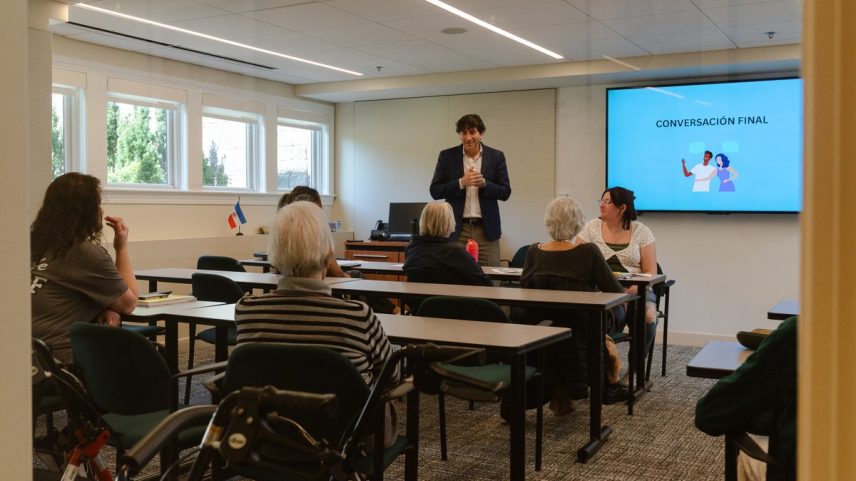 Uma aula intergeracional de espanhol na Universidade Lasell em Newton, em Massachusetts (Foto: Sophie Park/Bloomberg)