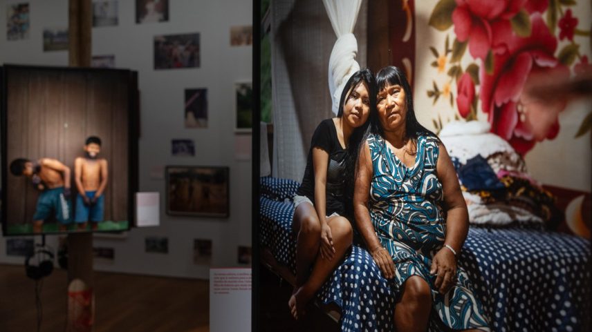Exposição no IMS, em SP, reúne mais de 900 imagens desde os anos 1970, quando as câmeras chegaram à Terra Indígena Sete de Setembro, localizada entre Rondônia e Mato Grosso (Foto: Maria Isabel Oliveira / Agência O Globo)